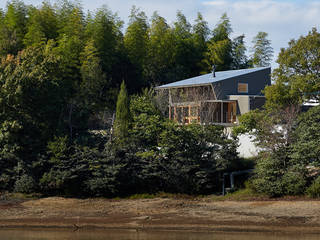 湖沼に建つ家, toki Architect design office toki Architect design office Modern Houses Wood Grey
