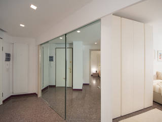 Appartamento al mare ristrutturato., Lella Badano Homestager Lella Badano Homestager Modern corridor, hallway & stairs Glass