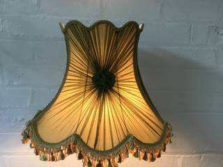 Lampshade. Sunburst chiffon , Silkworm & Cottontails T/A C R P Interiors Ltd Silkworm & Cottontails T/A C R P Interiors Ltd Phòng khách phong cách kinh điển Dệt may Amber/Gold