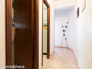 Home Staging en piso en venta 70 m2. Motril (Granada), Home & Haus | Home Staging & Fotografía Home & Haus | Home Staging & Fotografía Classic style corridor, hallway and stairs White
