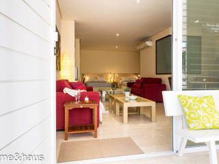 Home Staging en estudio de alquiler vacacional. Almuñecar (Granada), Home & Haus | Home Staging & Fotografía Home & Haus | Home Staging & Fotografía Mediterranean style corridor, hallway and stairs Beige
