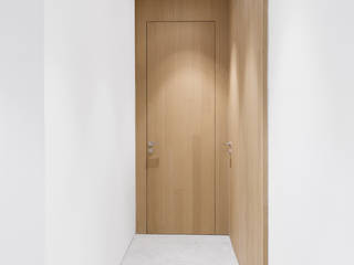 Quercus Alba, Sensearchitects Limited Sensearchitects Limited Modern corridor, hallway & stairs Wood White