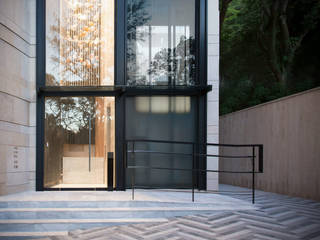 Kirby Lobby, Sensearchitects Limited Sensearchitects Limited Modern houses Glass Grey