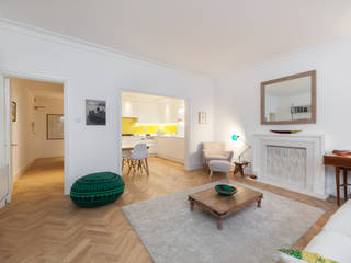 Open-plan living room with eclectic furnishings leading into kitchen homify ห้องนั่งเล่น ไม้ Wood effect herringbonewoodfloor,parquetfloor,livingroom,rug,fireplace,yellowkitchen,whitekitchen,nottinghhill