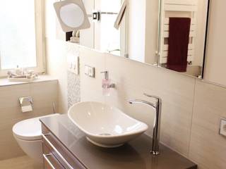Gestalterischer Gleichklang, Walter´s Traumbäder Walter´s Traumbäder Modern style bathrooms Tiles