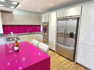 Modern design with magenta accents, PTC Kitchens PTC Kitchens Moderne Küchen