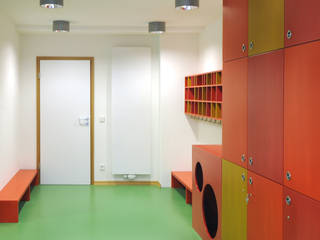 Kindertagesstätte " Baulöwen" bei Gundlach Bau- und Immobilien GmbH & Co. KG, Daniel Renken Möbelmanufaktur Daniel Renken Möbelmanufaktur Corridor & hallway