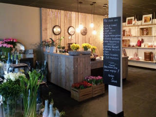 Bloemenwinkel en koffiebar, Sooph Interieurarchitectuur Sooph Interieurarchitectuur Gewerbeflächen Holz Holznachbildung