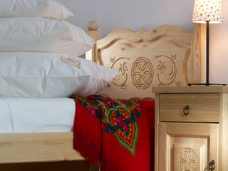 Sypialnia w stylu góralskim, meble z motywami folklorystycznymi, Woodica Woodica Country style bedroom Wood Wood effect