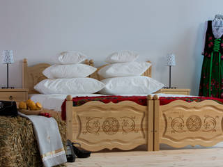 Sypialnia w stylu góralskim, meble z motywami folklorystycznymi, Woodica Woodica Country style bedroom Wood Wood effect