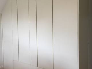 Oyster white hinged door wardrobes with handleless doors and drawers, Sliding Wardrobes World Ltd Sliding Wardrobes World Ltd BedroomWardrobes & closets
