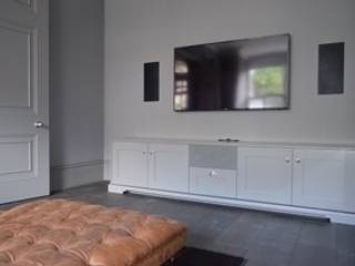 Shaker style AV cabinet and storage unit with in built centre channel, Designer Vision and Sound: Bespoke Cabinet Making Designer Vision and Sound: Bespoke Cabinet Making Media room