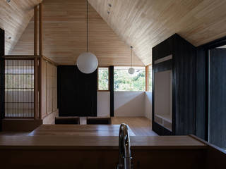 森に佇む家, 窪江建築設計事務所 窪江建築設計事務所 Asian style living room