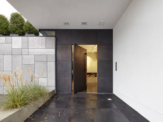 Haus Th., Lioba Schneider Architekturfotografie Lioba Schneider Architekturfotografie Modern corridor, hallway & stairs Aluminium/Zinc