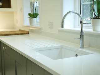 Kitchen with a Contemporary Colour Scheme: Olive & Ivory, Hehku Hehku 廚房