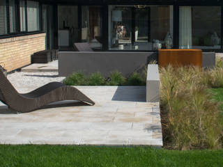 A contemporary industrial garden Robert Hughes Garden Design Minimalistyczny ogród Akcesoria i dekoracje