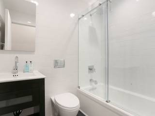 UWS Duplex , Atelier036 Atelier036 Phòng tắm phong cách tối giản Gạch ốp lát