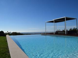 Breathtaking infinity pool in Estoi, Algarve, Engel & Voelkers Vilamoura Engel & Voelkers Vilamoura Mediterranean style pool