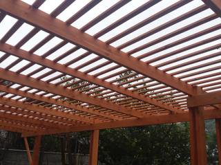 Pérgola Parrón, ARQUITECTURA E INGENIERIA PUNTAL LIMITADA ARQUITECTURA E INGENIERIA PUNTAL LIMITADA Balcones y terrazas de estilo ecléctico Madera Acabado en madera