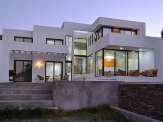 Casa en Pendiente 1, Marcelo Roura Arquitectos Marcelo Roura Arquitectos منازل أسمنت