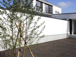 中庭を囲む高気密高断熱住宅・T-HOUSE morioka, 大坪和朗建築設計事務所 Kazuro Otsubo Architects 大坪和朗建築設計事務所 Kazuro Otsubo Architects Modern Houses White