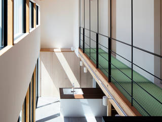 箕面の家, 井上久実設計室 井上久実設計室 Eclectic corridor, hallway & stairs