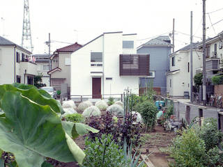 菜園の風景を取り込む家・T-HOUSE nerima, 大坪和朗建築設計事務所 Kazuro Otsubo Architects 大坪和朗建築設計事務所 Kazuro Otsubo Architects Wooden houses White