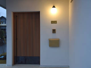 Bloom_house, さくま建築設計事務所 さくま建築設計事務所 Modern Corridor, Hallway and Staircase Solid Wood Multicolored