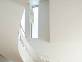 Weiße Villa am Rhein, Lioba Schneider Architekturfotografie Lioba Schneider Architekturfotografie Modern corridor, hallway & stairs