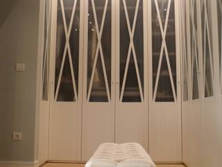 Proyecto de decoración llave en mano de vivienda en Bilbao, Sube Interiorismo Sube Interiorismo クラシックデザインの ドレッシングルーム 白色
