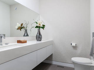 New Build-Staging, Frahm Interiors Frahm Interiors Modern Bathroom White