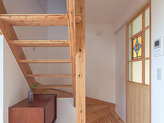 小さく建てて大らかに暮らす家, 株式会社 建築工房零 株式会社 建築工房零 Eclectic style corridor, hallway & stairs
