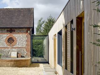 An Old and Historical House Refurbishment: Hurdle House, Adam Knibb Architects Adam Knibb Architects Moderne Häuser