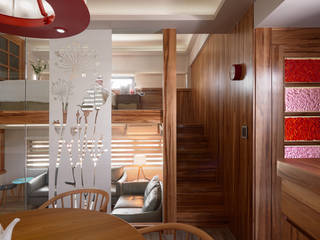 親愛的我把房子變大了！18坪木質宅, 磨設計 磨設計 Eclectic style corridor, hallway & stairs Solid Wood Multicolored