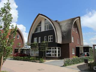 ​2 onder 1 kap woning Dalem met een rieten kap, Brand I BBA Architecten Brand I BBA Architecten Casas campestres