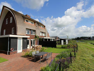 ​2 onder 1 kap woning Dalem met een rieten kap, Brand I BBA Architecten Brand I BBA Architecten Casas de estilo rural