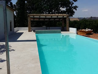 Piscina infinita sobre huerto de naranjos, ARCOtectura ARCOtectura