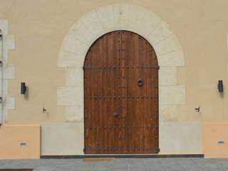 REHABILITACIÓN DE UNA MASÍA CATALANA DEL S. XVII EN BARCELONA, Estudio Arquitectura Ricardo Pérez Asin Estudio Arquitectura Ricardo Pérez Asin Windows