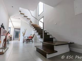 Vivienda unifamiliar en Torrejon de Ardoz, RENHOGAR RENHOGAR Modern corridor, hallway & stairs