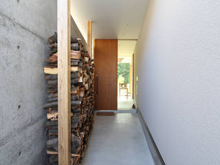 田上の家, 宮徹也建築計画 宮徹也建築計画 Modern corridor, hallway & stairs Wood Wood effect