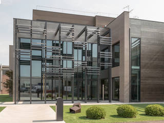 Nuovo edificio ad uso uffici, ARCHITETTO Ingrid Fontanili ARCHITETTO Ingrid Fontanili Minimalistischer Garten