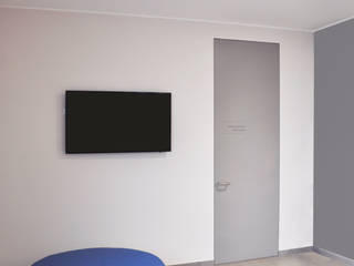 NUOVA SEDE AZIENDALE, ARCHITETTO Ingrid Fontanili ARCHITETTO Ingrid Fontanili Minimalistischer Flur, Diele & Treppenhaus
