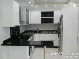 Cocina Integral para espacios reducidos, Cocinas Integrales Olmedo Ortiz Sierra Cocinas Integrales Olmedo Ortiz Sierra Modern kitchen Chipboard