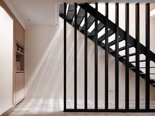 光影交錯的穿透樓梯，屬於都會的樂活休閒宅, 合觀設計 合觀設計 Pasillos, vestíbulos y escaleras de estilo moderno