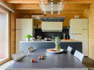 Eco-friendly mini staging, Venduta a Prima Vista Venduta a Prima Vista Modern kitchen