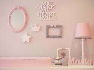Quarto de bebé Rosa e Cinza , Perfect Home Interiors Perfect Home Interiors Modern nursery/kids room Pink