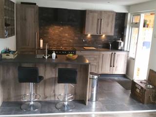 Donkere landelijke keuken houtstructuur, de Lange keukens de Lange keukens Kitchen Plastic Wood effect