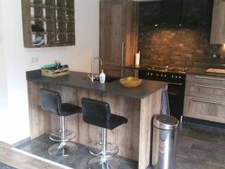 Donkere landelijke keuken houtstructuur, de Lange keukens de Lange keukens カントリーデザインの キッチン プラスティック 木目調