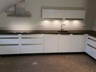 Moderne greeploze keuken, de Lange keukens de Lange keukens Modern Mutfak Orta Yoğunlukta Lifli Levha Beyaz
