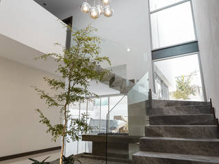 Virreyes 15, 2M Arquitectura 2M Arquitectura Modern Corridor, Hallway and Staircase Marble